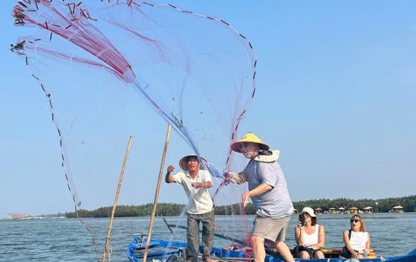 EXPLORING THE FISHING & VEGETABLE VILLAGE IN HOIAN BY BIKE (WITH LUNCH)